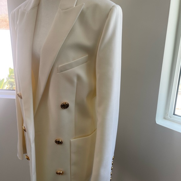 ‼️SOLD‼️NWT Women’s Balmain Double Breasted Ivory Blazer with Gold Buttons - Picture 4 of 12
